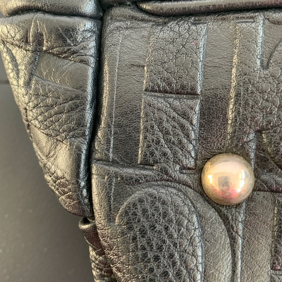 SOLD🤩Carolina Herrera Embossed Leather Bow Bucket - Picture 4 of 8